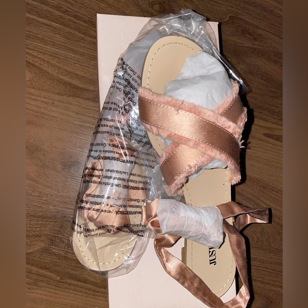 Soft tie sandal